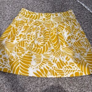 Ann Taylor Loft Yellow Leaf-Print A-Line Skirt
Has pockets
Size 6
Zips in back